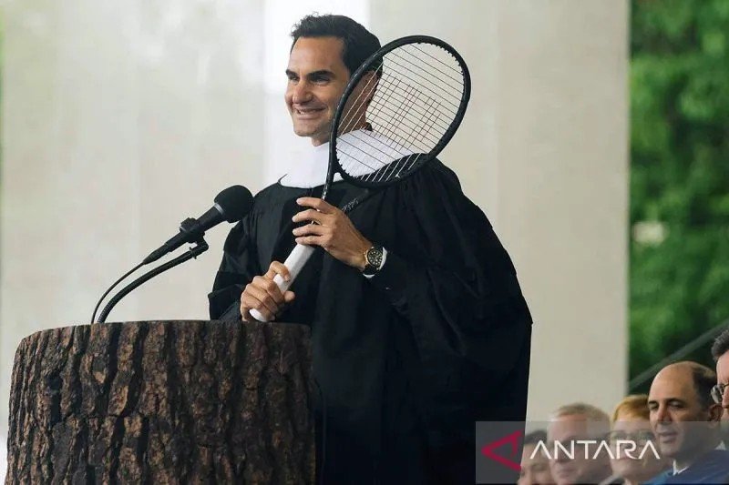 Mantan petenis nomor satu dunia asal Swiss Roger Federer memberikan pidato saat menerima gelar doktor honoris causa di perguruan tinggi Dartmouth College, Amerika Serikat, Minggu (9/6/2024). ANTARA/HO-ATP/am.