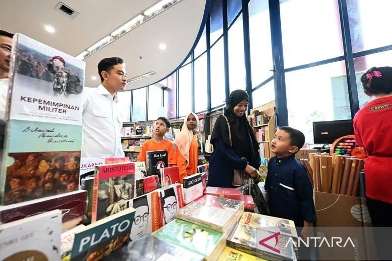 Wapres Gibran Rakabuming Raka mengajak anak-anak panti asuhan ke toko buku di kawasan Kwitang, Jakarta, Rabu (20/11/2024). ANTARA/HO-BPMI Setwapres/am.