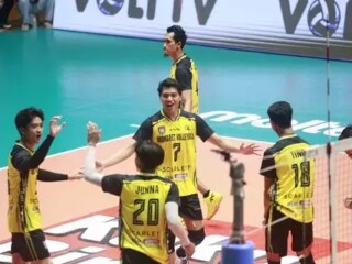 Para pemain voli Indomaret Sidoarjo selebrasi setelah memenangi pertandingan final four Livoli 2024 melawan TNI AU di Gresik, Rabu 20 November 2024. (./Istimewa)