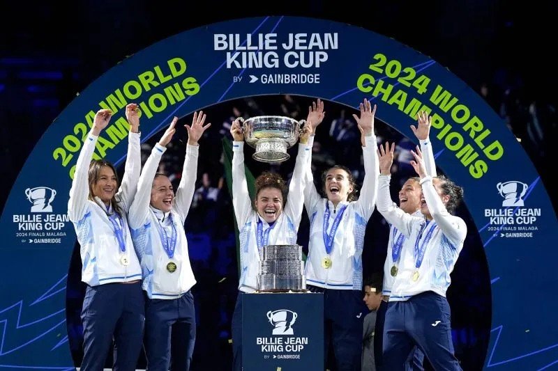 Tim tenis Italia merebut Piala Billie Jean King  usai mengalahkan Slovakia di  Malaga, Spanyol ,  20 November 2024 (Foto Angel Martinez/Getty Images  ITF).