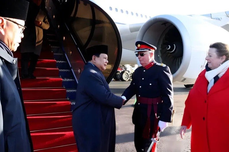 Presiden RI Prabowo Subianto tiba di Bandar Udara Stansted, London, Inggris, Rabu (20/11/2024). (ANTARA/HO-tim media Presiden Prabowo)