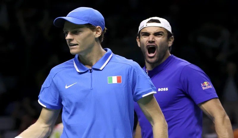 Jannik Sinner berpasangan dengan Matteo Berrettini melakukan selebrasi kala memastikan timnas Italia melaju ke semifinal Piala Davis.(X @DavisCup)