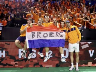 Tim Belanda membentangkan bendera setelah menyegel tempat untuk babak final Piala Davis 2024 usai mengalahkan tim Jerman pada babak final di Malaga, Jumat (21/11/2024). (ANTARA/HO-Piala Davis)