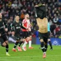 Pemain Liverpool Mohamed Salah merayakan golnya pada pertandingan sepak bola Liga Inggris melawan Southampton di Stadion St Mary, Minggu, 24 November 2024. (AP/Sean Ryan