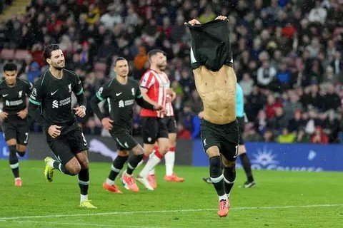 Pemain Liverpool Mohamed Salah merayakan golnya pada pertandingan sepak bola Liga Inggris melawan Southampton di Stadion St Mary, Minggu, 24 November 2024. (AP/Sean Ryan