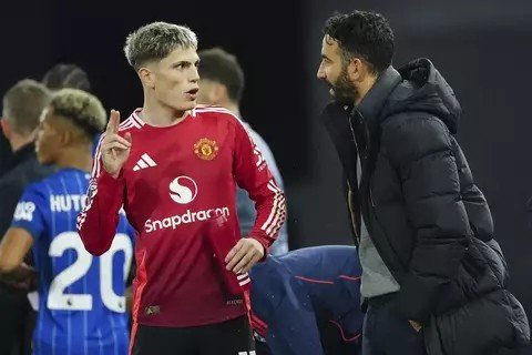 Pelatih Manchester United Ruben Amorim (kanan) memberikan instruksi kepada Alejandro Garnacho saat melawan Ipswih Town di Stadion Portman Road, Minggu, 24 November 2024. (Beritasatu.com/Dave Shopland)