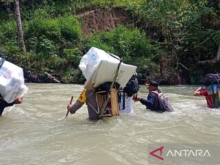 Personel Banggai menerjang arus sungai deras untuk mengawal distribusi logistik pilkada ke wilayah pedalaman Banggai, di Banggai, Senin  (25/11/2024). ANTARA/HO-Humas Polres Banggai/am.