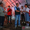 Kepala Kominfo  Flores Timur Heronimus Lamawuran (ketiga kanan) menyerahkan secara simbolis bantuan paket kartu perdana, pulsa dan data (internet) gratis dari operator seluler di Pos Lapangan (Poslap) Eputobi, Desa Lewoingu, Demung Pagong, Flores Timur, Senin (25/11/2024). ANTARA/HO-Info Publik/am.