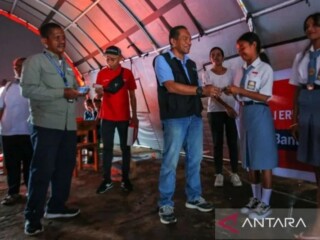Kepala Kominfo  Flores Timur Heronimus Lamawuran (ketiga kanan) menyerahkan secara simbolis bantuan paket kartu perdana, pulsa dan data (internet) gratis dari operator seluler di Pos Lapangan (Poslap) Eputobi, Desa Lewoingu, Demung Pagong, Flores Timur, Senin (25/11/2024). ANTARA/HO-Info Publik/am.