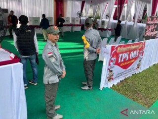 Sejumlah petugas bersiap di Tempat Pemungutan Suara (TPS) 08, Desa Bojong Koneng, Babakan Madang, Bogor, Jawa Barat, Rabu (27/11/2024). ANTARA/Fathur Rochman.