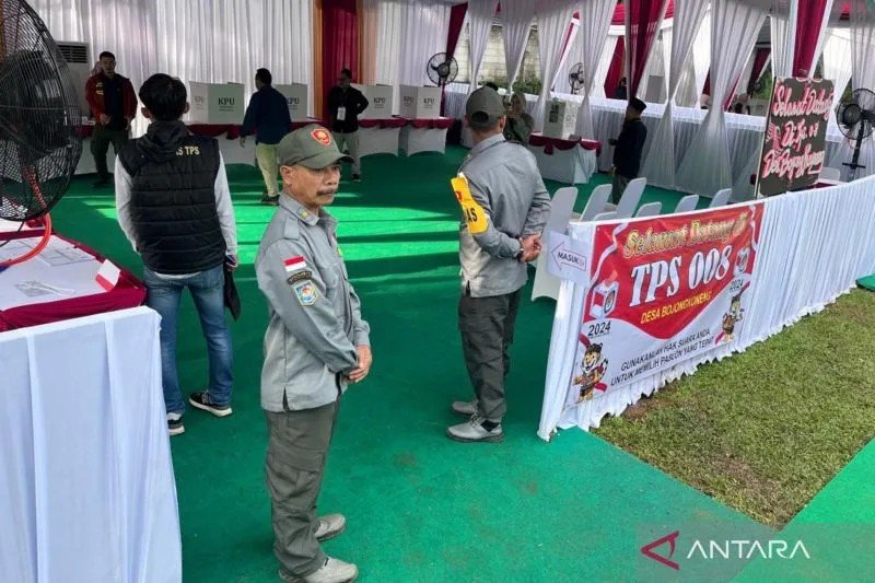 Sejumlah petugas bersiap di Tempat Pemungutan Suara (TPS) 08, Desa Bojong Koneng, Babakan Madang, Bogor, Jawa Barat, Rabu (27/11/2024). ANTARA/Fathur Rochman.