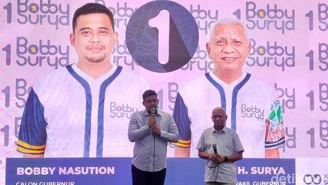 Pasangan Bobby Nasution-Surya saat memberikan keterangan di rumah pemenangan. (Foto:Nizar Aldi/detikSumut)