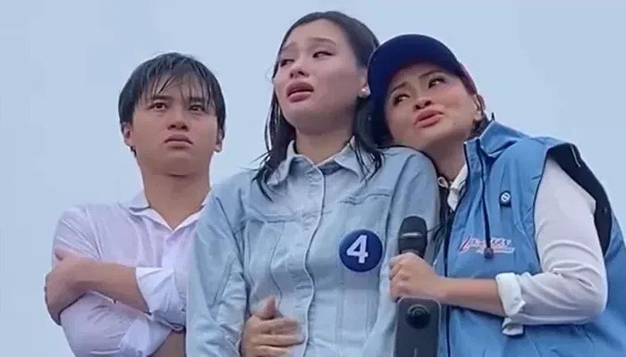 Sherly Tjoanda (paling kanan) dan anak-anaknya saat melakukan kampanye terakhir. (instagram Sherly Tjoanda)
