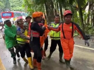 Tim SAR gabungan mengevakuasi korban longsor di Sibolangit, Deli Serdang, Sumatera Utara, Kamis 28 November 2024. (./Istimewa)