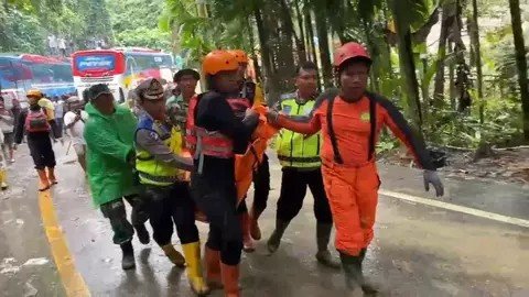 Tim SAR gabungan mengevakuasi korban longsor di Sibolangit, Deli Serdang, Sumatera Utara, Kamis 28 November 2024. (./Istimewa)