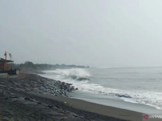 Ombak tinggi menghantam bibir Pantai Rangkan di Kabupaten Gianyar, Bali, Kamis (28/11/2024) ANTARA/Dewa Ketut Sudiarta Wiguna