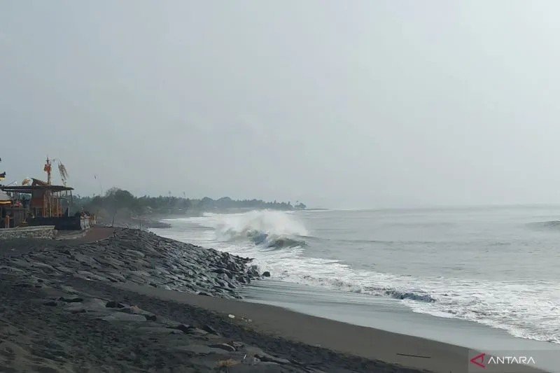 Ombak tinggi menghantam bibir Pantai Rangkan di Kabupaten Gianyar, Bali, Kamis (28/11/2024) ANTARA/Dewa Ketut Sudiarta Wiguna