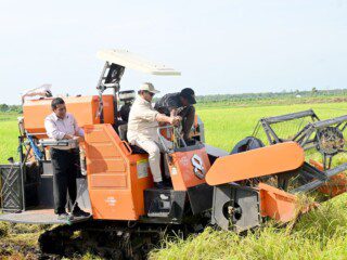 Naik mesin "combine harvester" bareng warga, Prabowo tinjau panen padi di Merauke