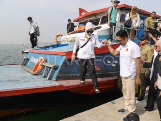 Kampanye di Kepulauan Seribu, RK ditemani istri naik kapal tradisional, beli gorengan warga