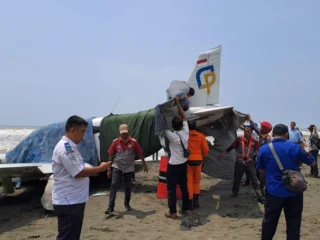 Pesawat latih "emergency landing" di Pantai Cemara Sewu, Cilacap