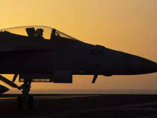 Insiden "friendly fire": Kapal perang Amerika tembak jatuh jet tempur AS