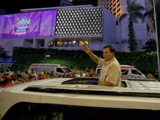 Presiden Prabowo sapa warga jelang Tahun Baru 2025 dan bagi-bagi amplop