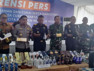 Pemusnahan 66 ribu liter miras dan jutaan batang rokok ilegal selama tahun 2024
