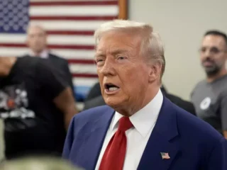 Donald Trump ancam deportasi massal imigran ilegal, tapi terkendala masalah biaya besar