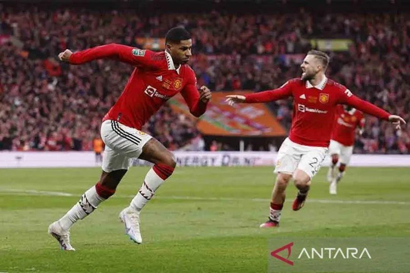 Pemain Manchester United Marcus Rashford (kiri) merayakan golnya. (ANTARA FOTO/Action Images via Reuters/Andrew Couldridge/)