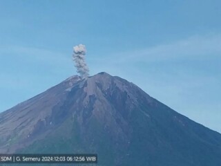 Gunung Semeru erupsi dengan letusan setinggi 900 meter di atas puncak pada Selasa pagi. (ANTARA/HO-PVMBG)