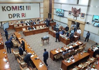 Tujuh fraksi di DPR  tolak Polri di bawah Kemendagri atau TNI kecuali PDIP