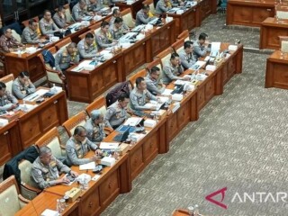 Rapat perdana Komisi III DPR RI dengan Kepala Korlantas Polri Irjen Pol. Aan Suhanan bahas kesiapan pengamanan Hari Raya Natal 2024 dan Tahun Baru 2025 di Kompleks Parlemen, Senayan, Jakarta, Rabu (4/12/2024). (ANTARA/Melalusa Susthira K.)