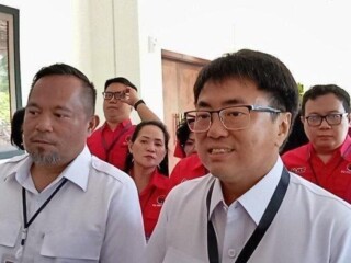 Andrei Angouw - Richard Sualang Raih Suara Terbanyak di Pilwako Manado 2024 Berdasarkan Hasil Rekapitulasi Suara KPU Kota Manado. Potret Kegiatan Pleno rekapituasi perhitungan suara Pilwako Manado oleh KPU Manado. Rekapitulasi perhitungan suara Pilwako Manado 2024 tuntas. Paslon AARS raih suara terbanyak.