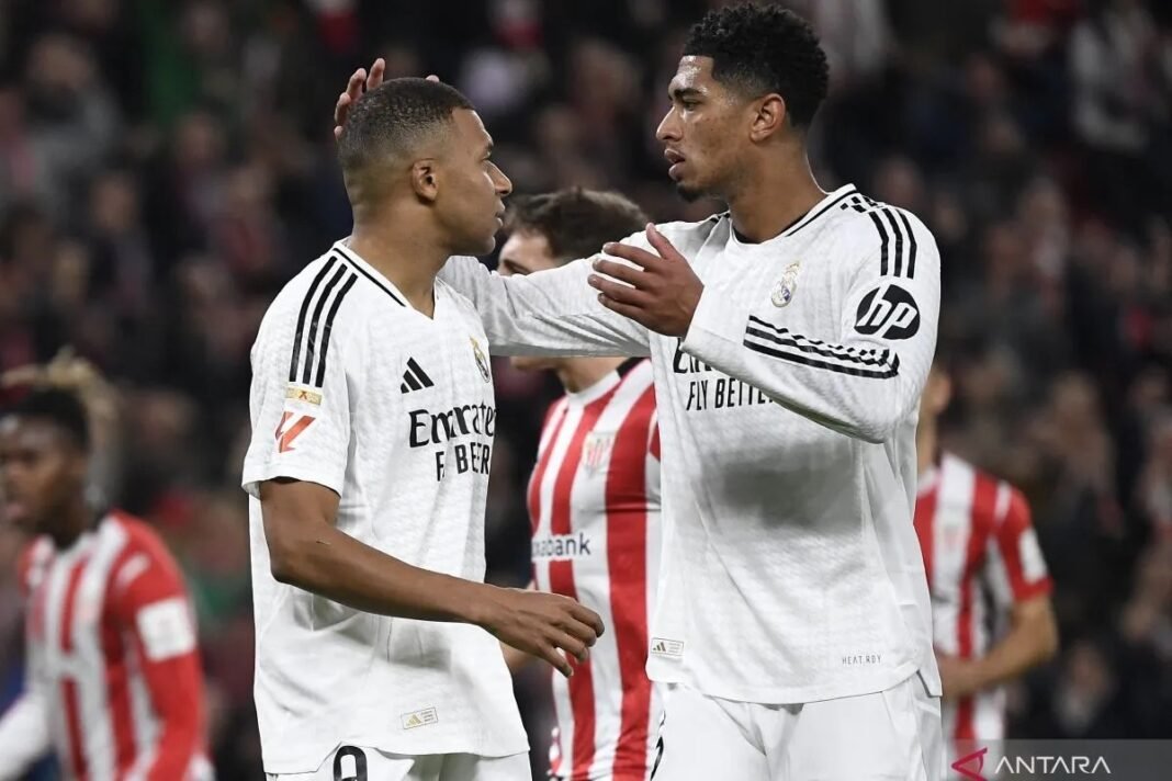 Duo pemain Real Madrid Jude Bellingham (kanan) dan Kylian Mbappe. Foto: AFP