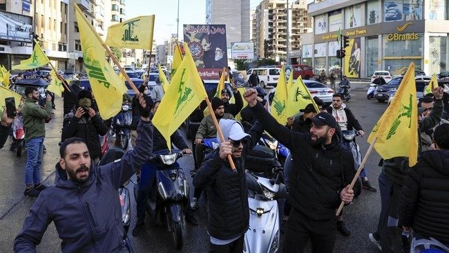 Momen pendukung Hizbullah rayakan gencatan senjata dengan Israel. Foto: REUTERS/Thaier Al-Sudani