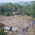 Masyarakat saat menyaksikan banjir di Sukabumi. (Antara)