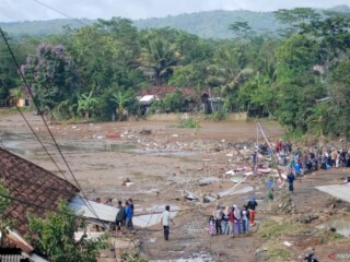 Masyarakat saat menyaksikan banjir di Sukabumi. (Antara)