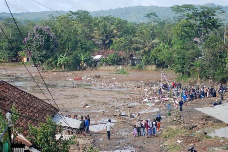 Masyarakat saat menyaksikan banjir di Sukabumi. (Antara)