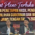 Ketua KPU Jawa Tengah Handi Tri Ujiono (kanan) saat memimpin rapat pleno penetapan rekapitulasi Pilgub Jateng 2024 di Semarang, Sabtu (7/12/2024). (ANTARA)
