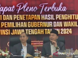 Ketua KPU Jawa Tengah Handi Tri Ujiono (kanan) saat memimpin rapat pleno penetapan rekapitulasi Pilgub Jateng 2024 di Semarang, Sabtu (7/12/2024). (ANTARA)