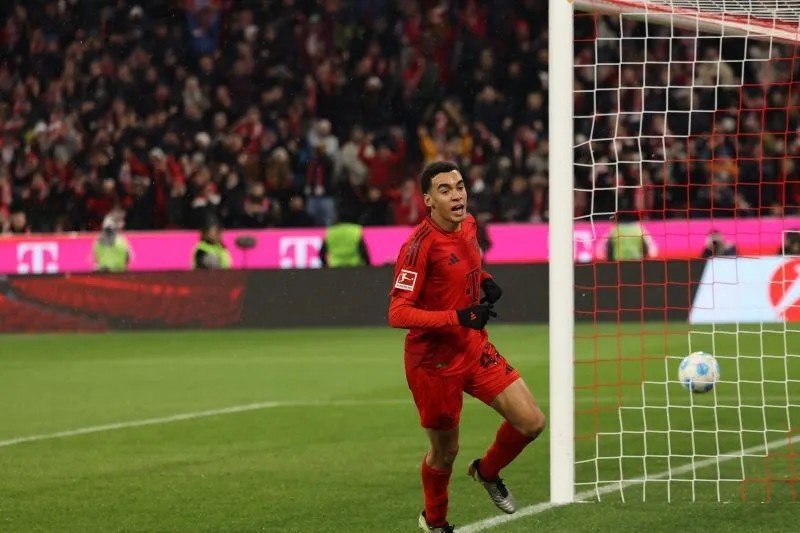 Gelandang Bayern Muenchen Jamal Musiala merayakan keberhasilannya mencetak gol pada pertandingan Liga Jerman kontra Heidenheim di Stadion Allianz Arena, Muenchen, Sabtu (7/12/2024). (AFP/ALEXANDRA BEIER)