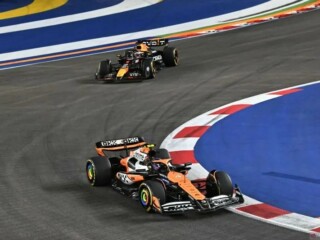 Pembalap McLaren asal Inggris Lando Norris (depan). (AFP/Roslan Rahman)