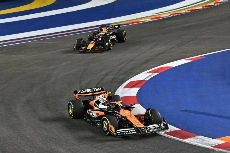 Pembalap McLaren asal Inggris Lando Norris (depan). (AFP/Roslan Rahman)