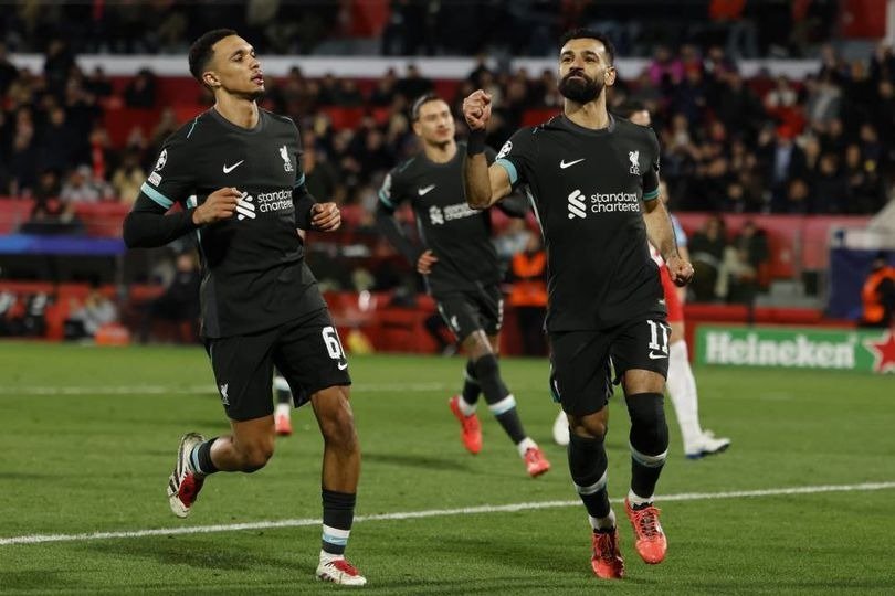 Mohamed Salah (kanan) melakukan selebrasi setelah mencetak gol pembuka dalam laga Liga Champions melawan Girona, Rabu (11/12/2024) WIB. AP Photo/Joan Monfort