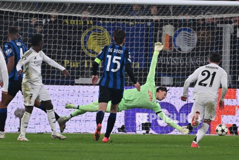 Foto: EPA-EFE/MICHELE MARAVIGLIA Pemain Real Madrid Vinicius Junior (kiri) mencetak gol ke gawang Atalanta dalam pertandingan sepak bola Liga Champions UEFA di Stadion Gewiss, Bergamo, Italia, Rabu (11/12/2024) dini hari WIB.