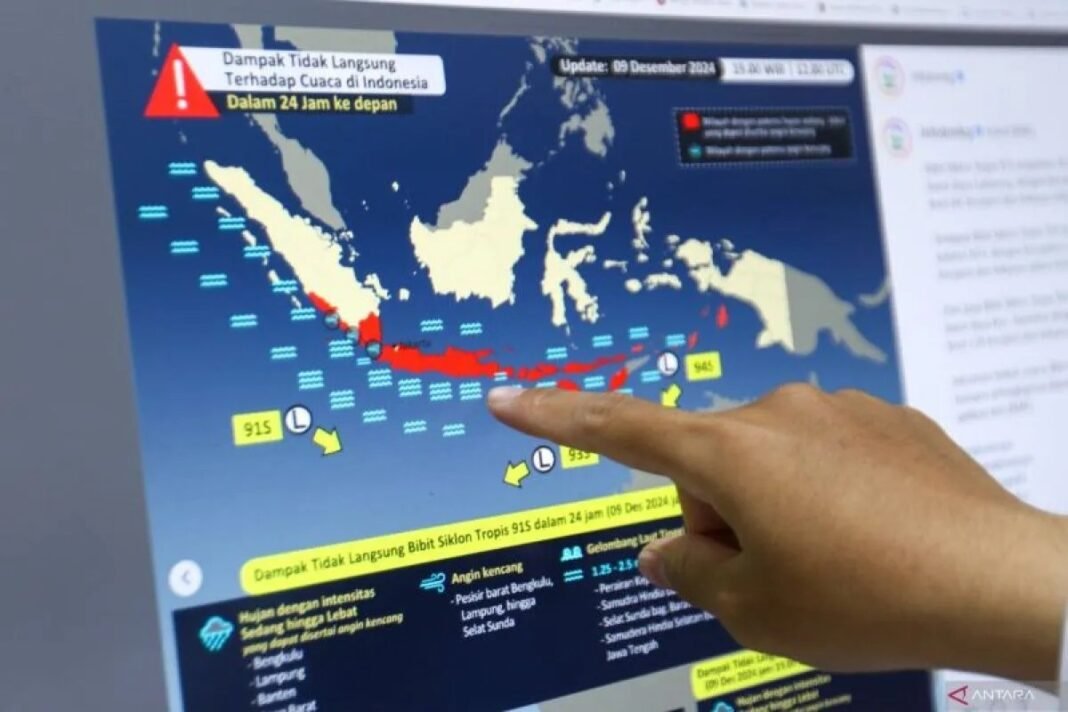 Petugas menunjukan peta wilayah yang terdampak perubahan cuaca di Kantor Badan Metereolagi, Klimatologi, dan Geofisika (BMKG) Banyuwangi, Jawa Timur, Selasa (10/12/2024). ANTARA FOTO/Budi Candra Setya/YU