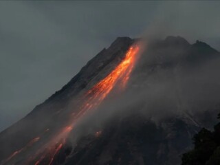 Gunung berapi Kanlaon di Filipina meletus, puluhan ribu warga mengungsi