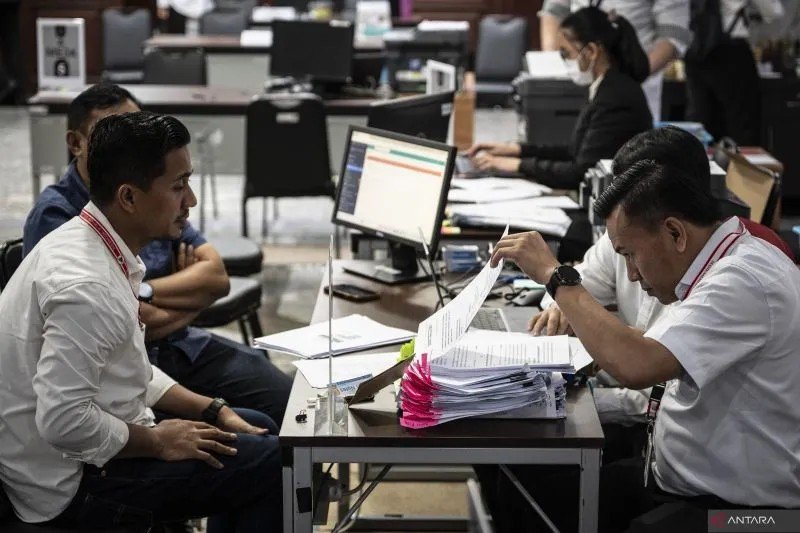 Petugas Mahkamah Konstitusi (MK) (kanan) memeriksa berkas pemohon pendaftaran gugatan hasil Pilkada 2024 di Gedung MK, Jakarta, Senin (9/12/2024). ANTARA FOTO/Aprillio Akbar