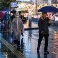 Sejumlah warga menggunakan payung saat turun hujan di kawasan Sudirman, Jakarta. (ANTARA FOTO/IDLAN DZIQRI MAHMUDI