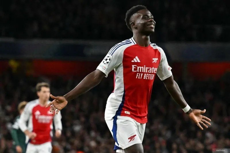 Pemain Arsenal Bukayo Saka merayakan keberhasilannya mencetak gol pada pertandingan Liga Champions kontra AS Monaco di Stadion Emirates, London, Rabu (11/12/2024). ANTARA/AFP/GLYN KIRK